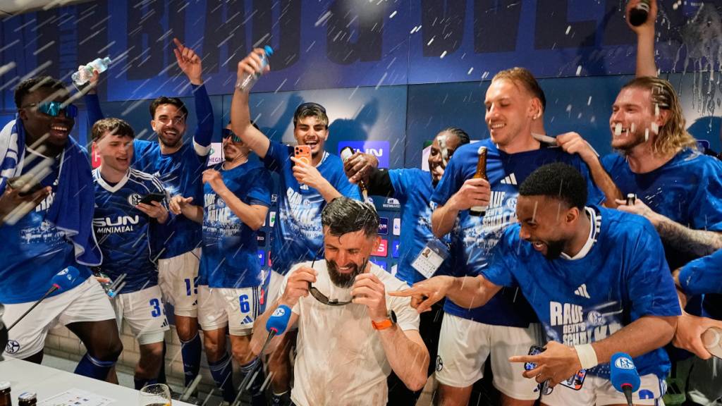 Schalke-Trainer Miron Muslic wird bei der Pressekonferenz von den Spielern gefeiert