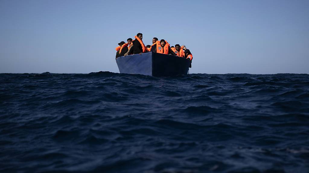 dpatopbilder - Migranten aus Eritrea, Ägypten, Syrien und dem Sudan warten an Bord eines Holzbootes im Mittelmeer etwa 110 Meilen nördlich von Libyen darauf, von Helfern der spanischen NGO «Open Arms» unterstützt zu werden. Foto: Joan Mateu/AP/dpa