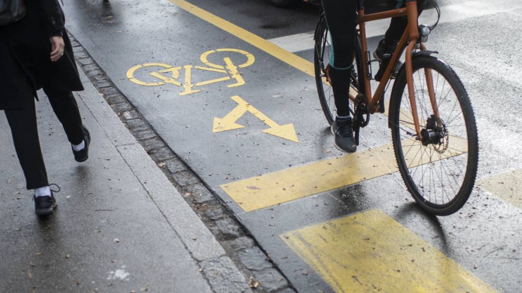 Auf bequeme Fussstützen an Kreuzungen müssen Velofahrende in Zürich wohl verzichten. Für den Stadtrat bringen diese Nachteile für den Fussverkehr. (Symbolbild)