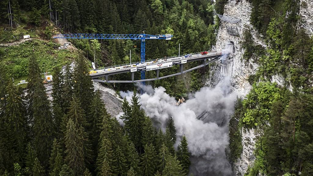 Am 13. Mai wurde das alte Castieler-Viadukt zwischen Chur und Arosa gesprengt. (Archivbild)