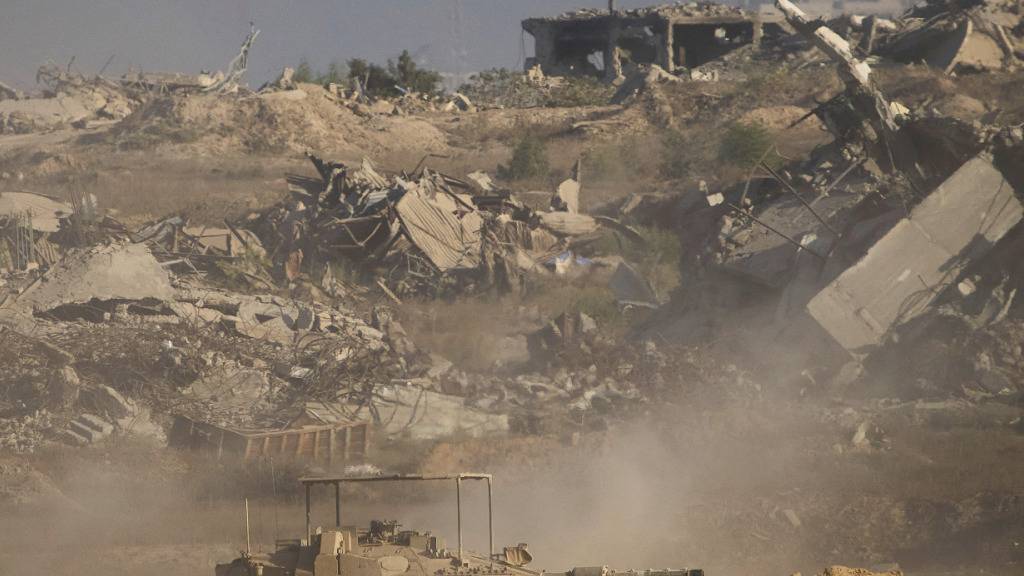 dpatopbilder - Israelische Soldaten fahren einen Panzer in den Gazastreifen, gesehen vom Süden Israels aus. Foto: Ariel Schalit/AP/dpa