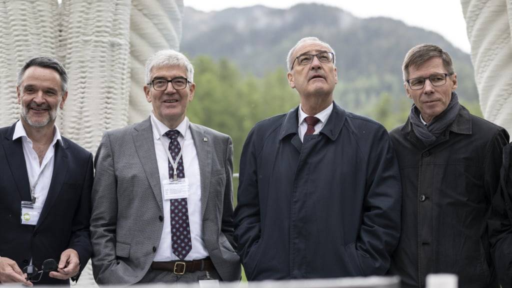 Bundesrat Guy Parmelin (Zweiter von rechts) verglich den «Zuckerbäckerturm» von Mulegns GR mit dem Eiffelturm.