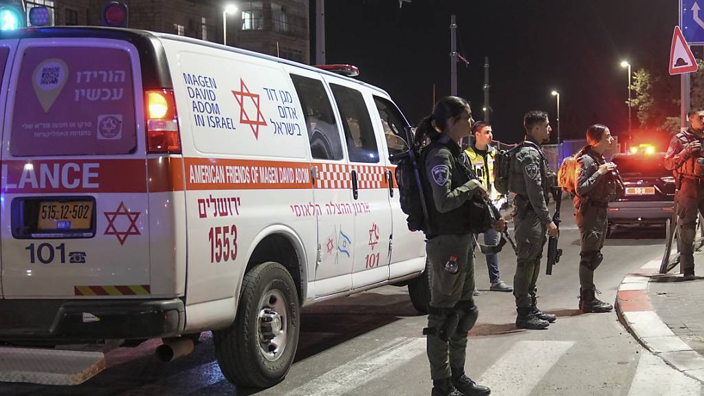 Nach dem tödlichen Terroranschlag auf Besucher einer Synagoge sichern Polizisten den Tatort. Foto: Mahmoud Illean/AP/dpa