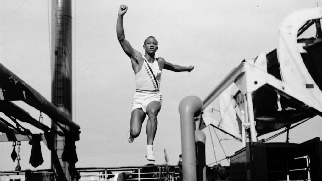 Im Weitsprung übertraf Jesse Owens als erster Mensch die Acht-Meter-Marke