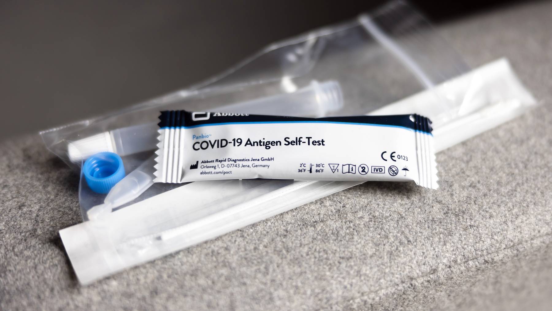 Die Komponenten eines Abbott Covid-19 Antigen-Selbsttests aus einer Apotheke, aufgenommen am Donnerstag, 16. Dezember 2021 in Zuerich. Vielerorts sind Covid-19 Antigen-Selbsttests wegen hoher Nachfrage ausverkauft und nicht lieferbar.