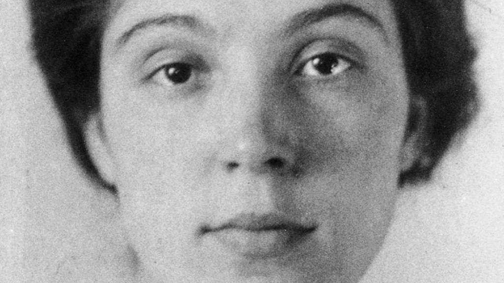 Die Schweizer Schriftstellerin Aline Valangin (1889-1986) hat nach dem Tod ihrer Mutter aufgeschrieben, was die Beziehung aus Anziehung und Abstossung mit ihr gemacht hat. «Mutter» blickt auf eine toxische Tochter-Mutter-Beziehung in einer patriarchalischen Gesellschaft.