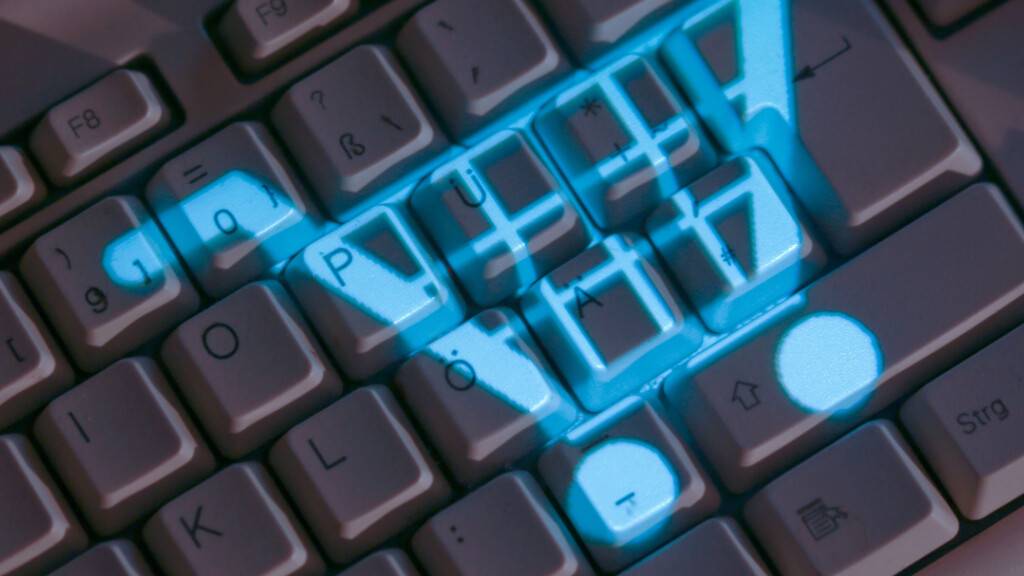 Die Angreifer schleusten einen schädlichen Code in die legitime Webseite des betroffenen Anbieters ein. Der Code ersetzte die ursprünglich angebotene Bezahlmethode Twint durch eine gefälschte Option für «Kreditkartenzahlungen». (Symbolbild)
