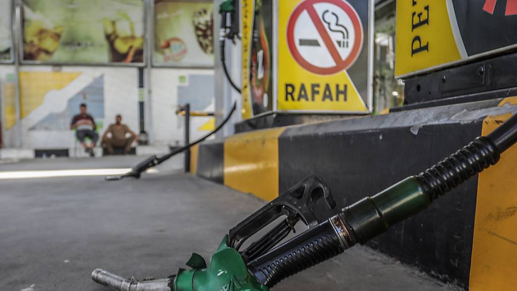 Ein Blick auf eine leere Tankstelle als Folge des israelisch-palästinensischen Konflikts. Foto: Abed Rahim Khatib/dpa
