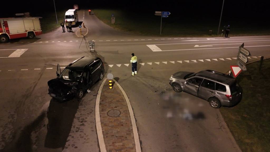 Unfall in Waltenschwil: Feuerwehr muss zwei Schwerverletzte aus Autos befreien