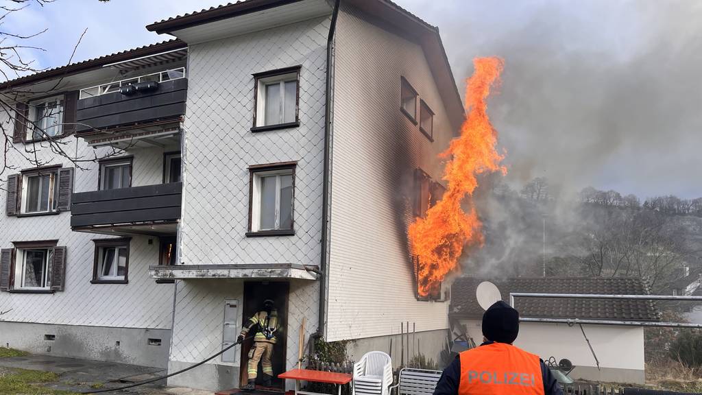 Wohnung in Mehrfamilienhaus hat gebrannt – zwei Personen im Spital