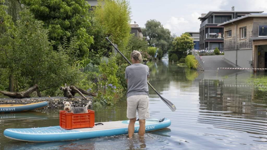 Im Quartier Ried bei Giswil am Sarnersee steht das Wasser am Dienstagvormittag mehr als knöcheltief.