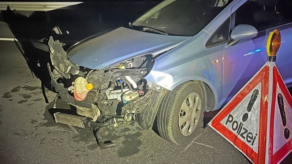Auf der Autobahn A2 wurden in Eich am Dienstag drei Personen bei einem Selbstunfall verletzt.