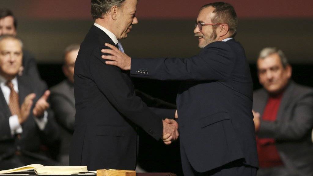 Kolumbiens Präsident Juan Manuel Santos (l.) und FARC-Kommandant Rodrigo «Timochenko» Londoño am Donnerstag nach der Unterzeichnung des Friedensvertrags.