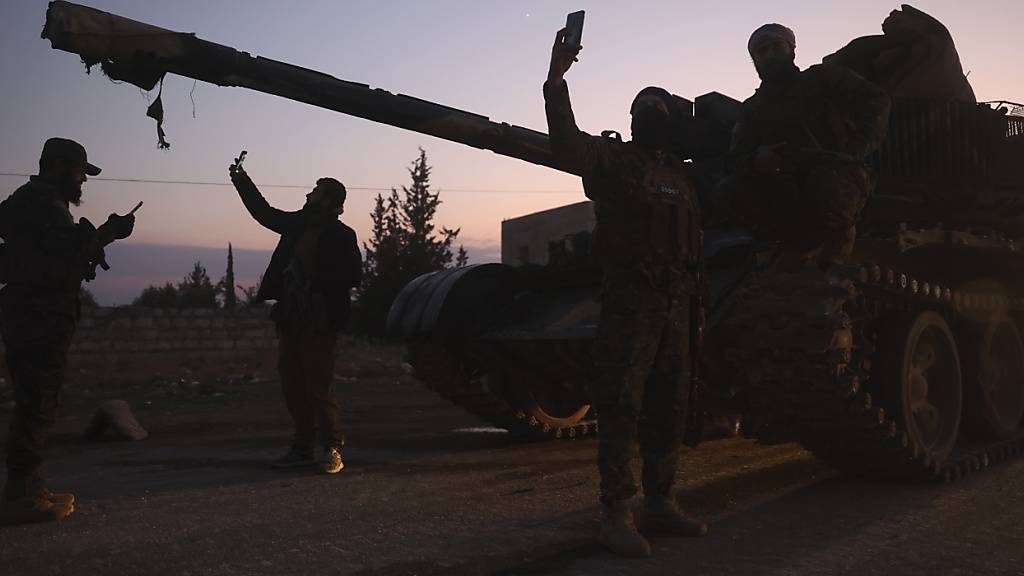 dpatopbilder - Oppositionskräfte übernehmen die Kontrolle über Gebiete außerhalb von Aleppo. Foto: Ghaith Alsayed/AP/dpa