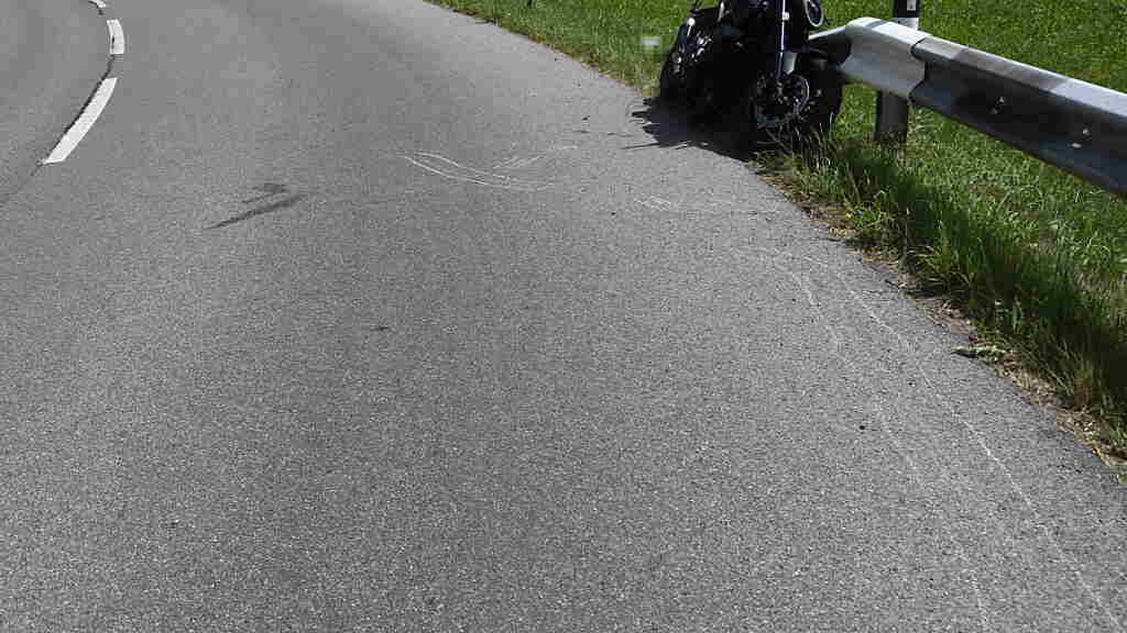 Bei einem Selbstunfall in Nesslau SG hat sich ein Motorradfahrer unbestimmte Verletzungen zugezogen.