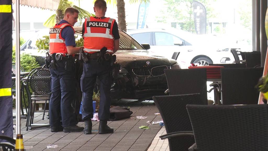 Auto fährt auf Gartenterrasse in Luzern – vier Personen teilweise schwer verletzt