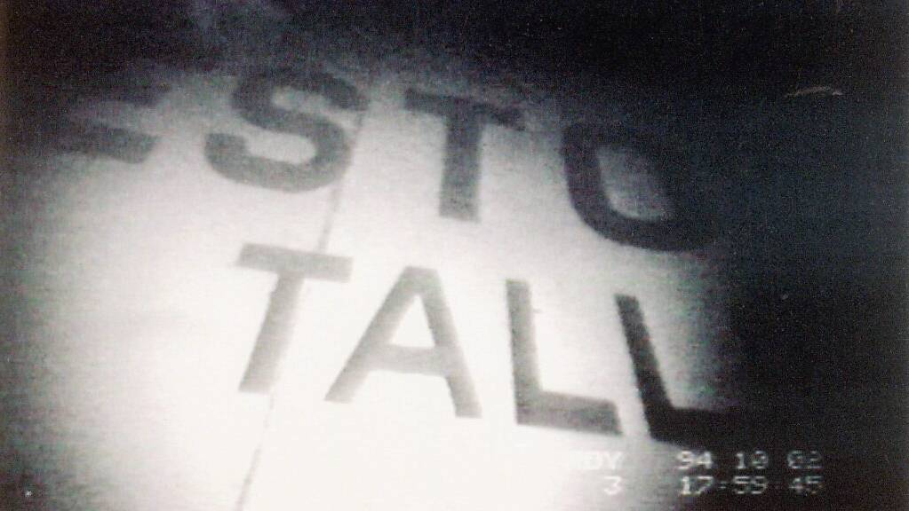 Ein Videostandbild mit dem Schriftzug der 1994 gesunkenen Ostsee-Fähre «Estonia». (Archiv)
