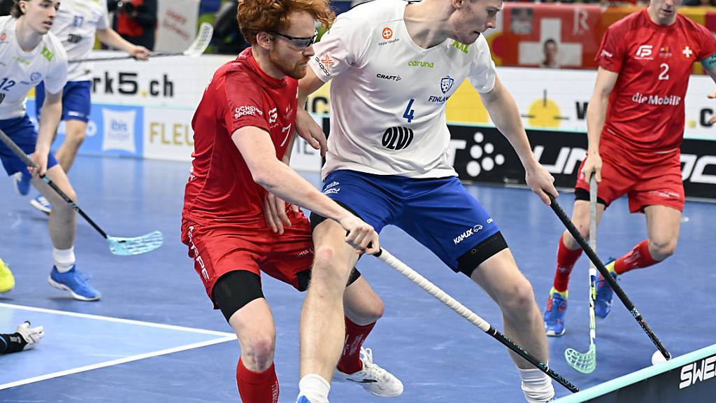 Tobias Heller im Zweikampf mit Finlands Konsta Tykkylainen beim Spiel um Platz 3 an der heimischen Weltmeisterschaft
