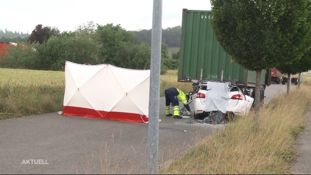 Tödlicher Unfall: In Lupfig fährt ein PW in einen stehenden Lastwagen