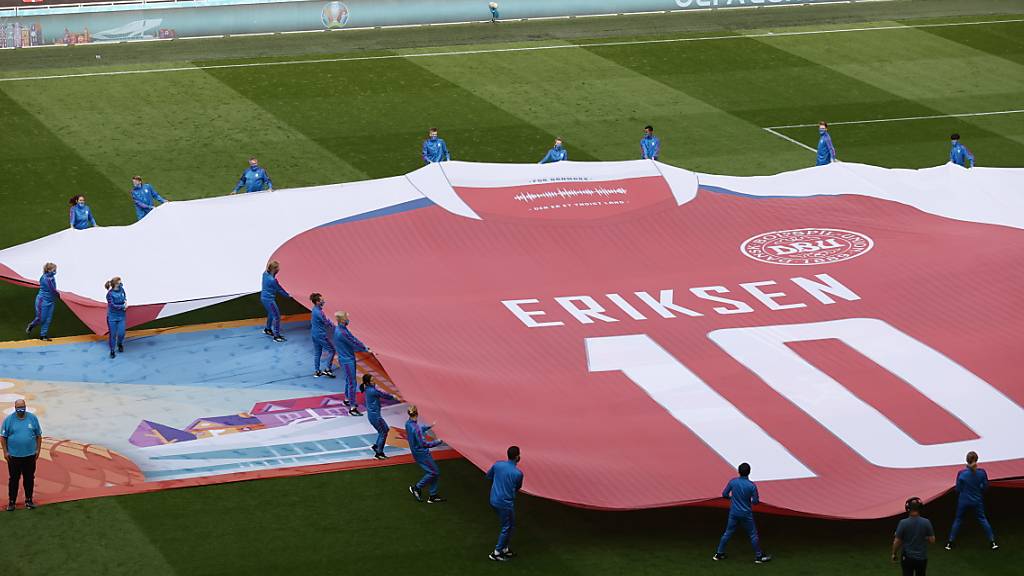 Riesiger geht es nicht: Christian Eriksens überdimensionales Leibchen in der Johan-Cruyff-Arena in Amsterdam