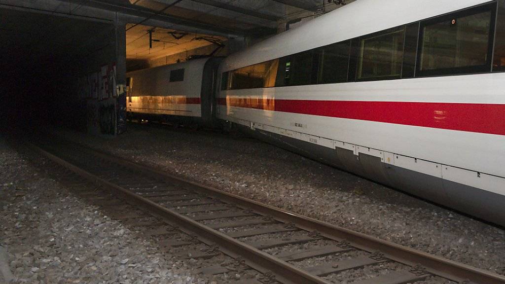 Buchstäblich in letzter Minute hielt der ICE-Zug an, bevor der entgleiste Wagen, der quer zwischen den Gleisen mitgeschleift wurde, in die Tunnel-Trennmauer krachte.