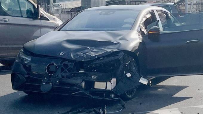 Töfffahrer nach Unfall mit Mercedes schwer verletzt