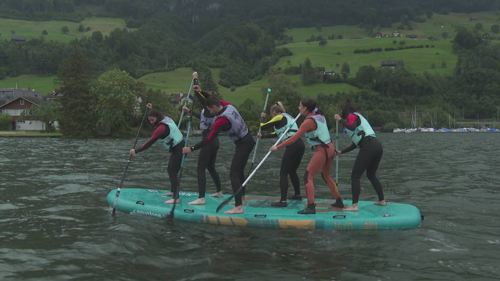 Wacklig und nass: Unsere Reporter auf einem Mega-SUP im Alpnachersee