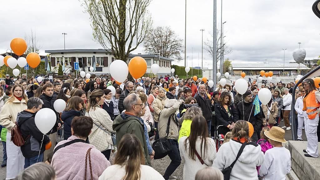 An der in Bulle FR organisierten Kundgebung nahmen etwa 350 Personen teil, wie ein Fotograf von Keystone-SDA vor Ort berichtete.