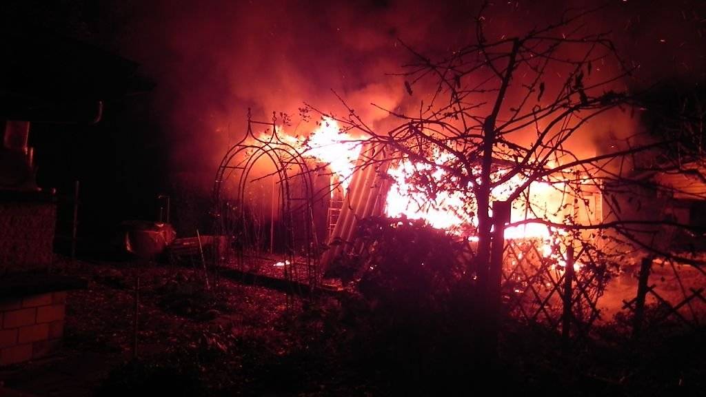 Das brennende Gartenhaus in einer Schrebergartenanlage in Frauenfeld (Bild. Kantonspolizei Thurgau)
