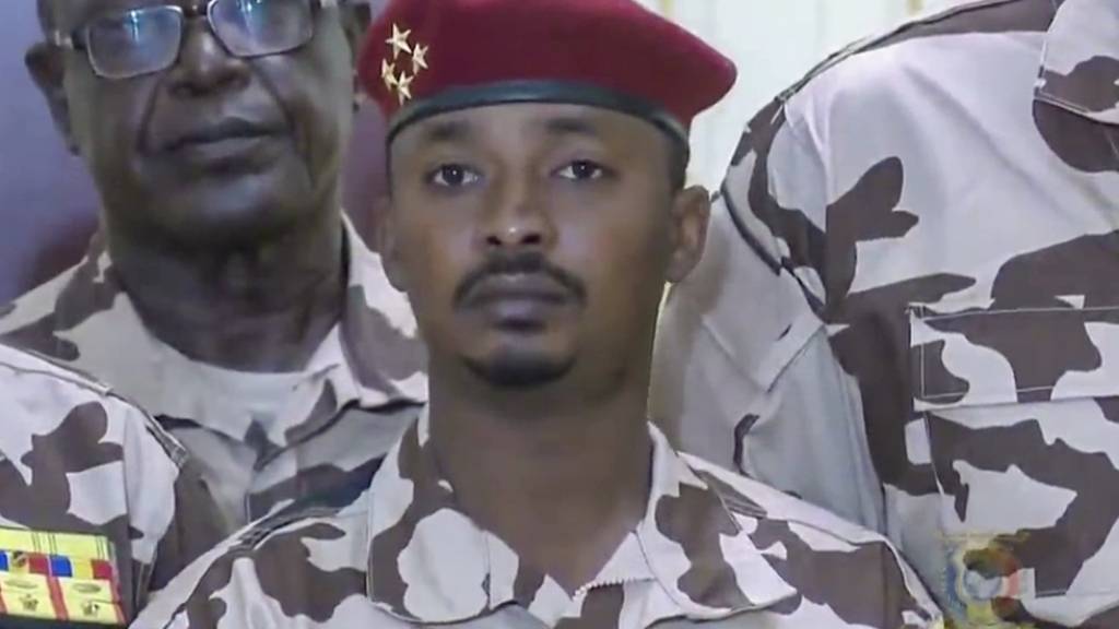 Der 37-jährige Mahamat Idriss Deby Itno (Mitte), der Sohn des verstorbenen tschadischen Präsidenten Idriss Deby Itno, hat als Chef des Militärrates eine Übergangsregierung bestimmt. (Archivbild)