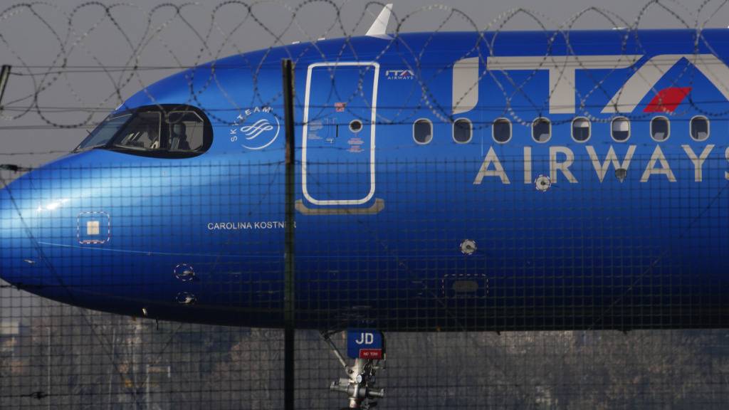 ARCHIV - Ein Ita-Flugzeug steht auf der Rollbahn, bevor es vom Flughafen Mailand-Linate abhebt. Foto: Luca Bruno/AP/dpa