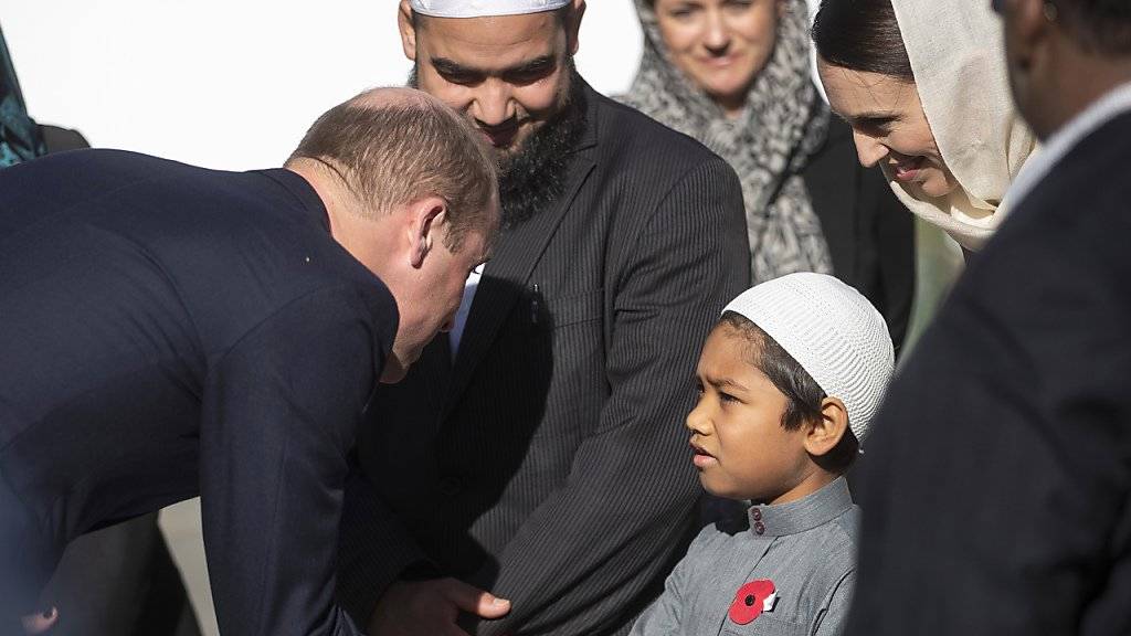 Der britische Prinz William grüsst einen jungen Muslimen beim Besuch der Al-Noor-Moschee in der neuseeländischen Stadt Christchurch.