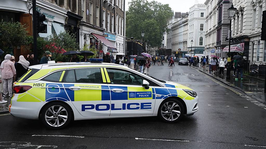 Ein Polizeifahrzeug sperrt eine Straße am British Museum. Foto: Jordan Pettitt/PA Wire/dpa