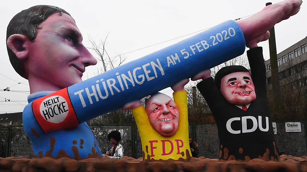 Mit ihren Mottowagen spiessen die Düsseldorfer Wagenbauer unter anderem die Machtverhältnisse in Thüringen auf: FDP und CDU heben den rechten Arm von AfD-Fraktionschef Björn Höcke zum Hitlergruss.