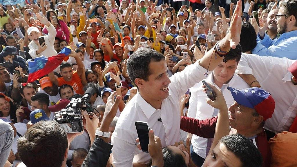 Venezuelas Oppositionsführer Juan Guaidó (Mitte) hat am Samstag seinen Anhängern erneut Mut gemacht, dass die Regentschaft von Staatschef Nicolás Maduro bald zu Ende sein werde.