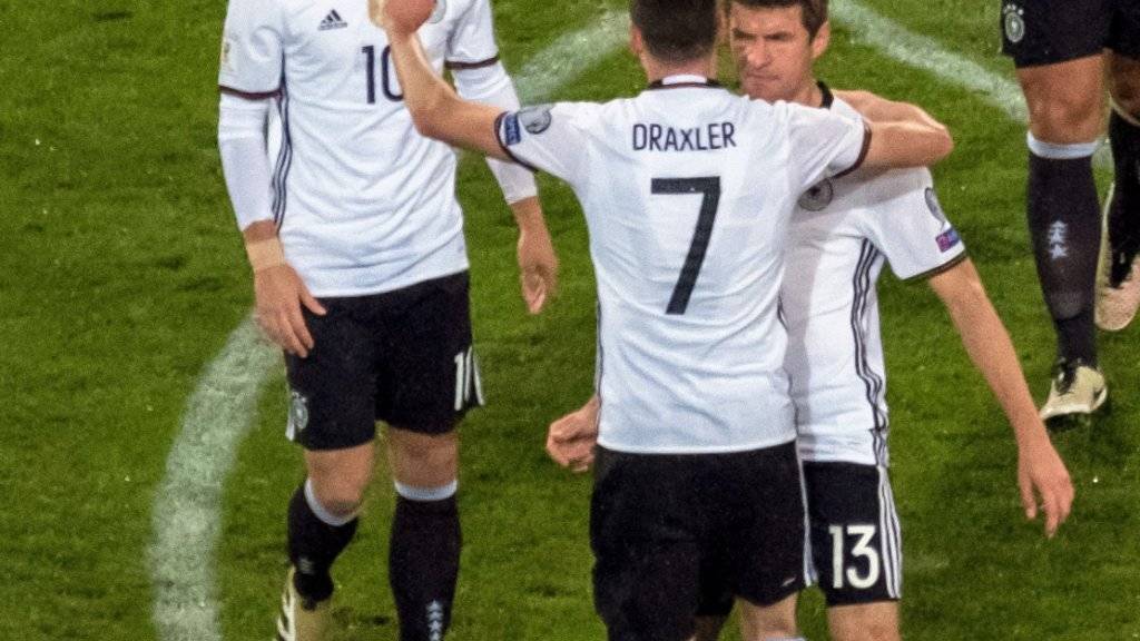 Julian Draxler bejubelt sein 1:0 mit Meust Özil (10) und Thomas Müller (13)