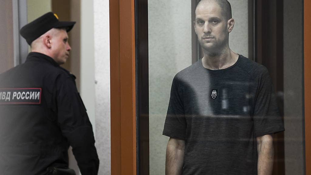 Der Wall Street Journal-Reporter Evan Gershkovich (r) hört sich das Urteil in einem Glaskäfig des Gerichtssaals im Justizpalast an. Foto: Dmitri Lovetsky/AP/dpa
