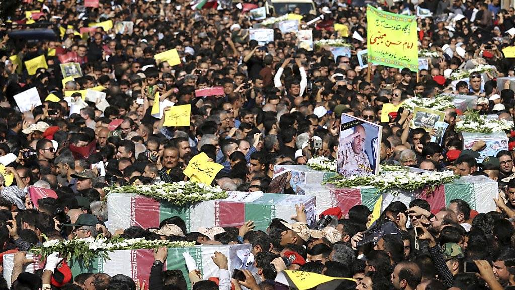 Zehntausende Iranerinnen und Iraner haben am Montag den Opfern gedacht, welche am Wochenende bei einer Attacke an einer Militärparade getötet worden sind.