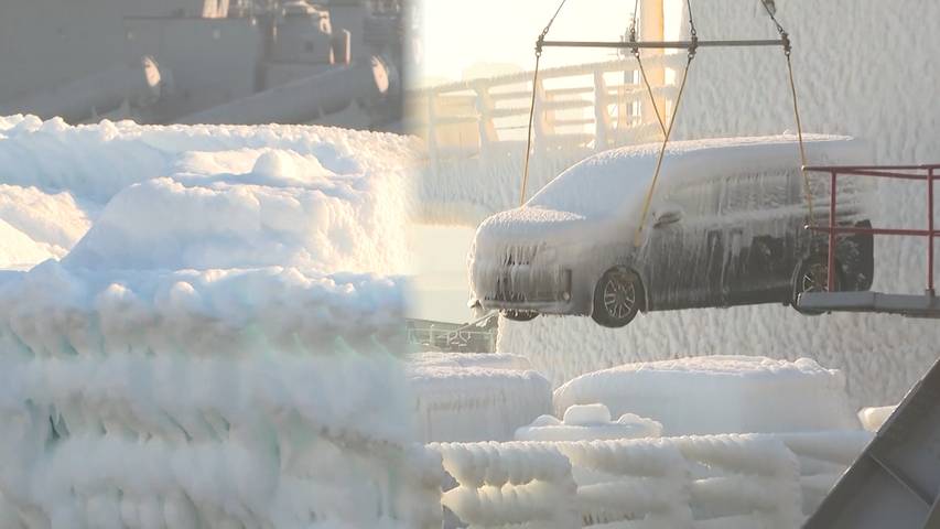 Fahrzeuge werden auf japanischem Frachter zu Eisskulpturen