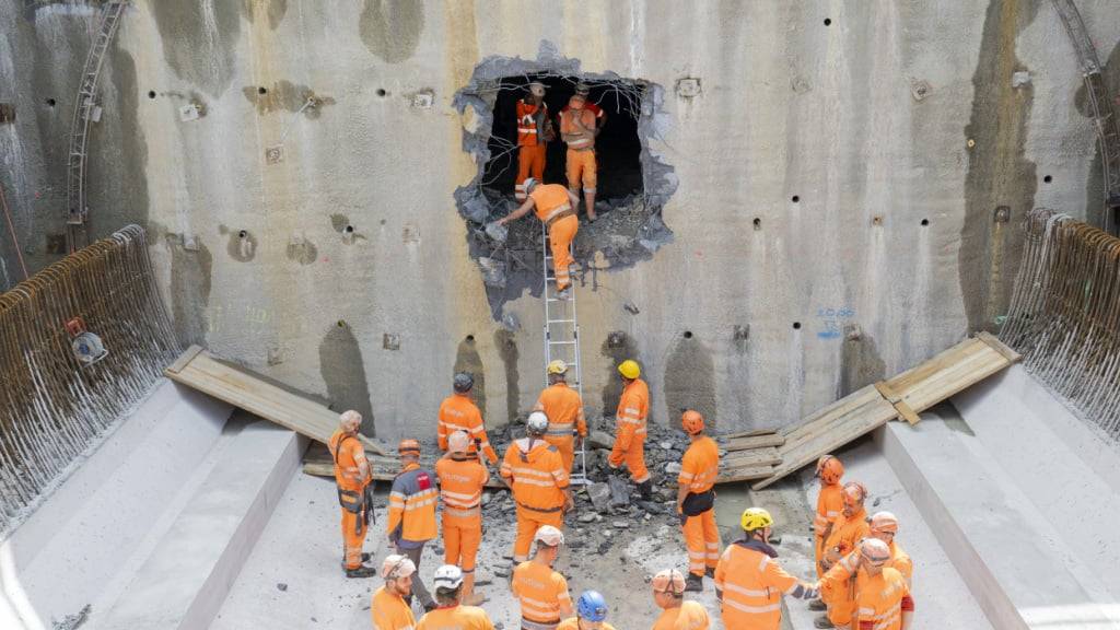 Bei der Durchschlagfeier beim Portal Spiess in Cham trugen Mineure eine Figur der heiligen Barbara aus dem Tunnel.