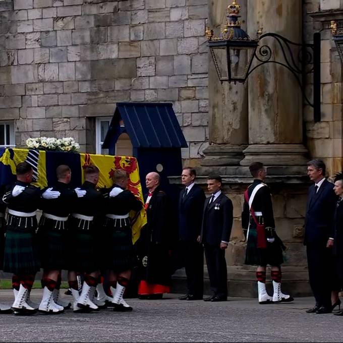 Leichnam der Queen trifft in Edinburgh ein