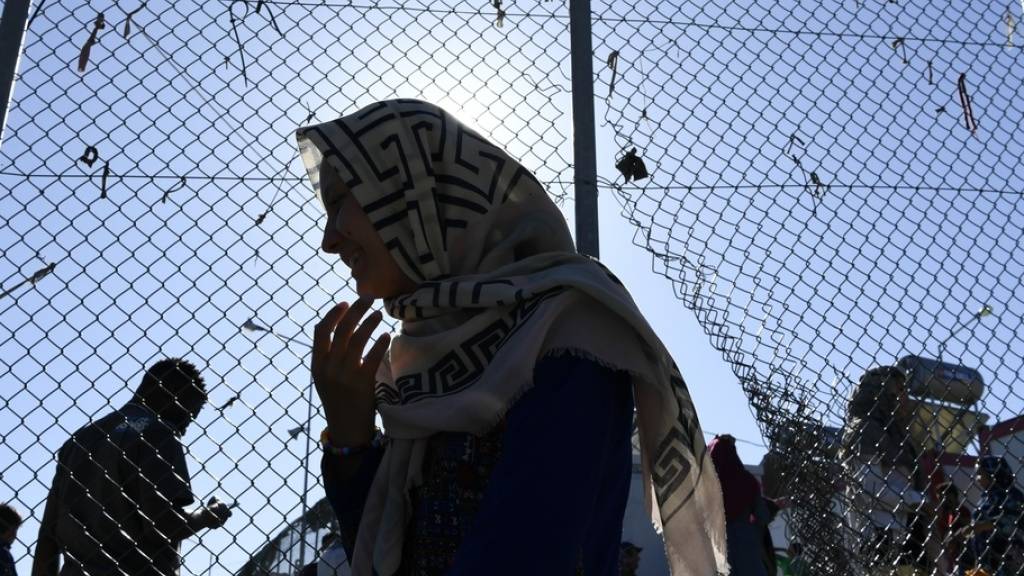 Menschen im grössten europäischen Flüchtlingslager Moria: Einigen von ihnen gibt die junge Afghanin Parwana Amiri eine Stimme mit ihrem Blog «Meine Worte brechen eure Grenzen», der nun als Buch in deutscher Übersetzung vorliegt. (Archivbild)