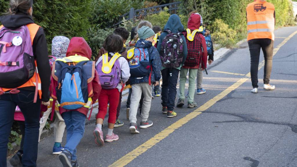 Seit 20 Jahren: Der Pedibus bringt Schulkinder sicher zur Schule und sie lernen so in Begleitung Erwachsener das sichere Verhalten im Verkehr.