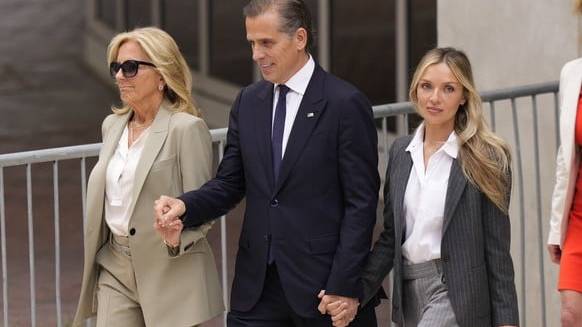 Hunter Biden läuft mit seiner Mutter Jill Biden und seiner Frau Melissa Cohen Biden aus dem Gerichtssaal.
