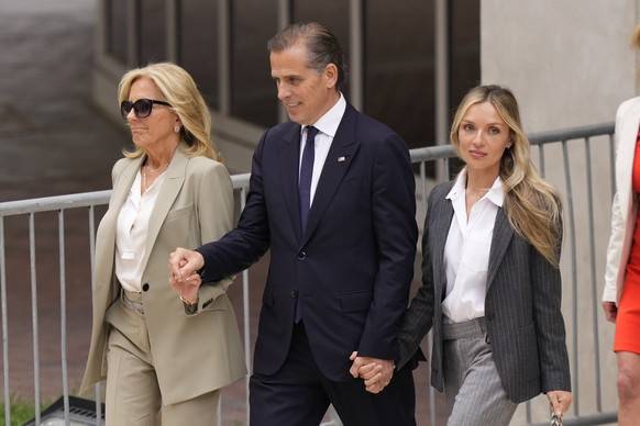 Hunter Biden läuft mit seiner Mutter Jill Biden und seiner Frau Melissa Cohen Biden aus dem Gerichtssaal.