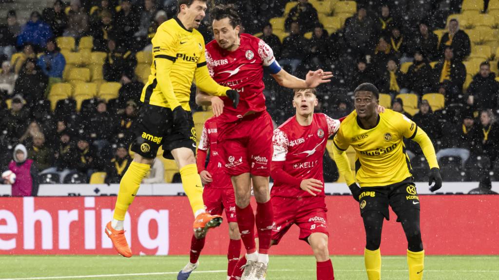 Christian Fassnacht trifft im Duell gegen den Winterthurer Captain Remo Arnold im Wankdorf zum 3:0