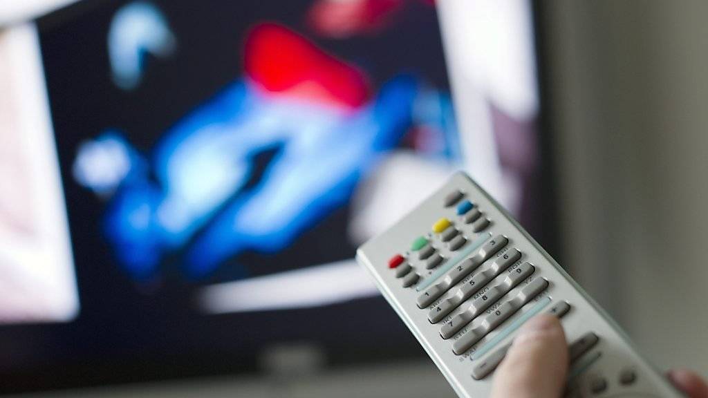 Um Filme zu schauen, bleibt das Fernsehen bei Jung und Alt das Medium erster Wahl.