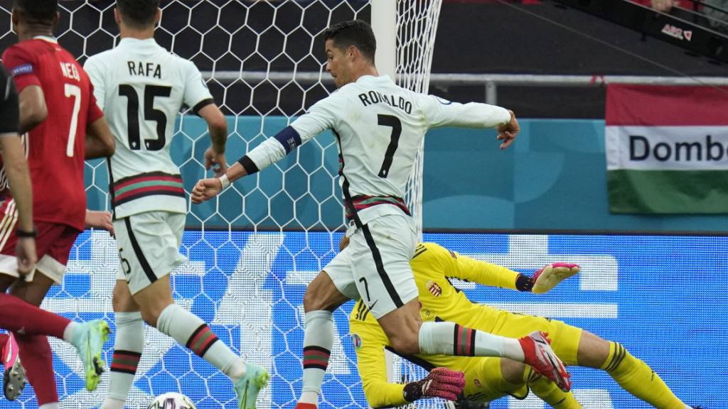 Cristiano Ronaldo (Nummer 7) erzielt das 3:0 gegen die Ungarn in der Nachspielzeit