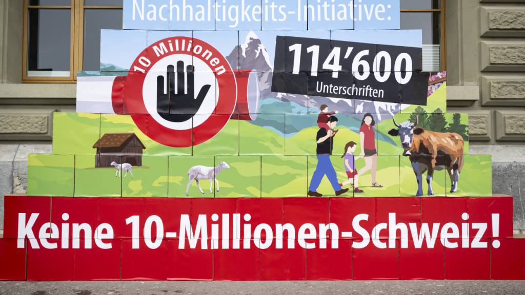 Die SVP kann sich Hoffnungen darauf machen, dass eine Mehrheit des Schweizer Stimmvolks dieser Initiative zustimmt (im Bild die im April 2024 eingereichten Unterschriftenbögen, verpackt in Kisten).