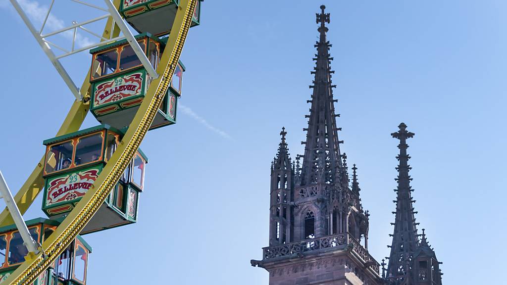 Auf dem Basler Münsterplatz wird dieses Jahr kein Riesenrad aufgebaut. Die Regierung hat die Herbstmesse wegen der Coronakrise abgesagt.
